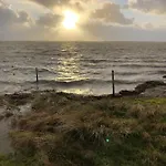 Knaldhytten Holiday home *